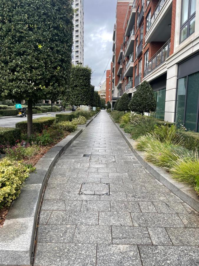 Chelsea Riverside Morden, Chic One Bed Apartament Londra